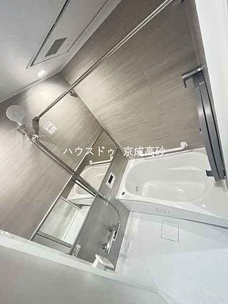 日々の疲れやストレスから心と身体を解放。上質な空間で優雅で快適なバスタイムを。換気機能もついており、お風呂掃除もしやすいですね♪足を延ばして入れ疲れをとれる広々とした浴槽です。