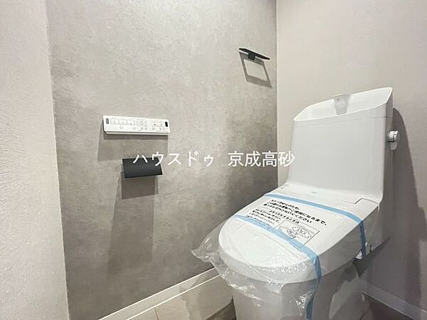 洗浄付き便座が魅力的なトイレです♪毎日使用する場所だからこそ、いつも清潔な空間であって頂けるよう配慮しました。窓で換気はばっちり、デザインもシンプルで清潔感が漂います。