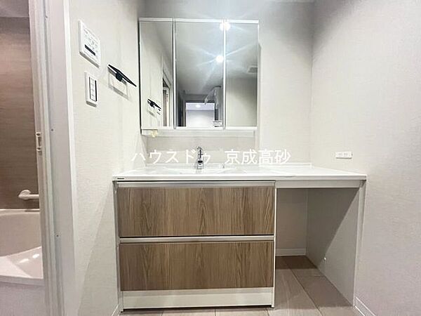 十分な大きさの洗面台は収納もさる事ながら、身だしなみチェックや歯磨きなど、朝の慌ただしい時間でもゆとりあるスペースで余裕を感じていただけます。