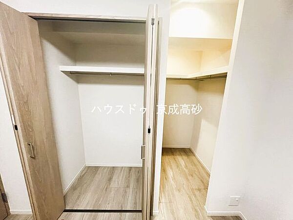 大型のクローゼットです！これだけの収納力があれば部屋もスッキリ保てますよ！