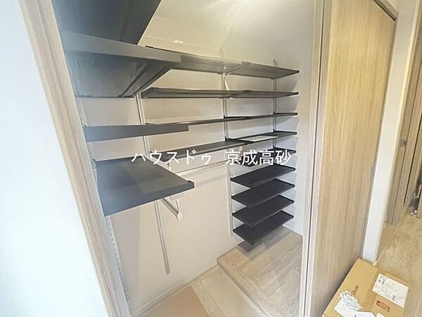 物入が玄関にあり、靴以外の収納も沢山できます。いつでも玄関をスッキリと片付けられ、身支度を簡単に済ませるにも最適です。
