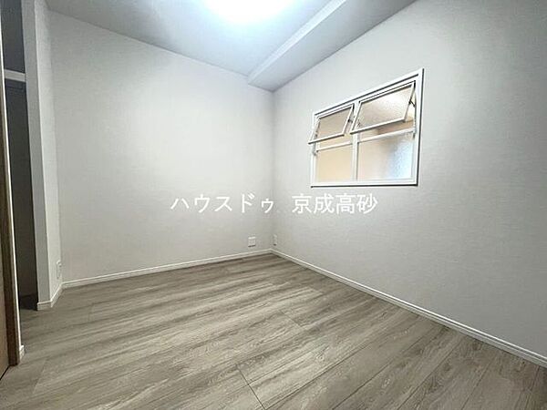 家族一人ひとりの大切なプライベート空間。趣味に合わせて使って頂けるようシンプルに仕上げてあります。暮らし心地を大きく左右する収納をしっかり確保した使い勝手のいいお部屋です。