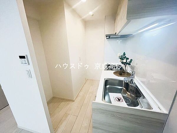 キッチンスペースは明るい空間に！細部にまで施された上質なアイテムが快適な日常生活を叶えてくれます。