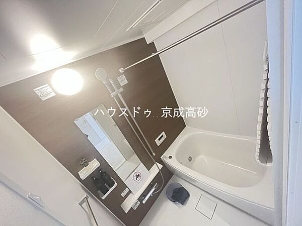 広い浴槽で足を伸ばせば1日の疲れも癒されます。落ち着いた雰囲気で、毎日のバスタイムが楽しみになりそうです。