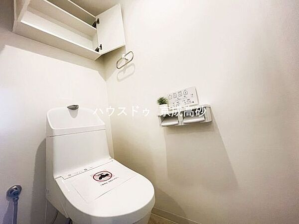 お掃除しやすい素材と機能にこだわったトイレはいつまでもキレイが続きます。少ない水量で洗浄できる、環境にもお財布にもやさしいエコなトイレです。