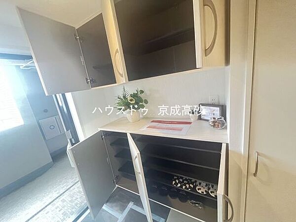物入が玄関にあり、靴以外の収納も沢山できます。いつでも玄関をスッキリと片付けられ、身支度を簡単に済ませるにも最適です。
