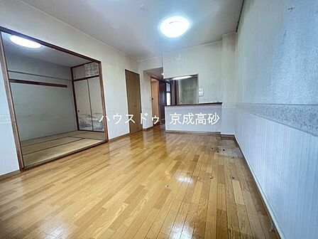 明るく開放的な空間が広がるリビングダイニング。室内には豊かな陽光が注ぎ込み、爽やかな住空間を演出。ホームパーティーでもゲストと一緒に料理を楽しみながら楽しい時間を過ごせそうですね。