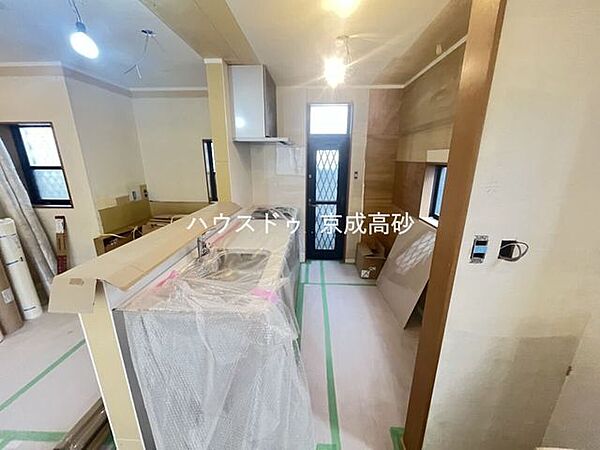 キッチンスペースは明るい空間に！細部にまで施された上質なアイテムが快適な日常生活を叶えてくれます。お料理もしやすく、お子様の様子を見ながら家事も出来ます！