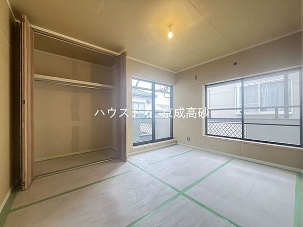 寝室は2面採光でとっても明るいお部屋です。お日様の光がサンサンと入るお部屋は気持ちがいいですね！