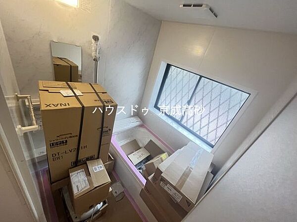広い浴槽で足を伸ばせば1日の疲れも癒されます。落ち着いた雰囲気で、毎日のバスタイムが楽しみになりそうです。