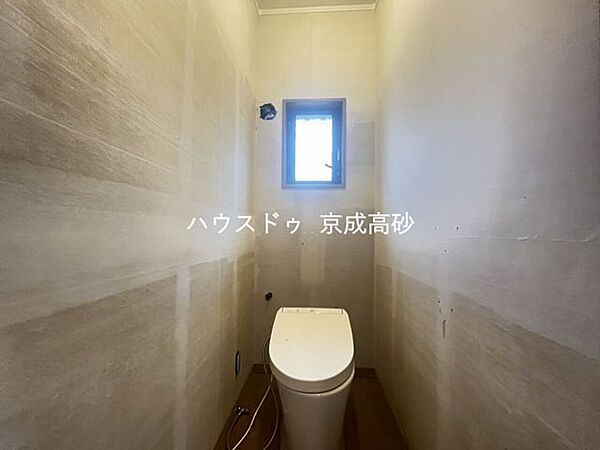 お掃除しやすい素材と機能にこだわったトイレはいつまでもキレイが続きます。少ない水量で洗浄できる、環境にもお財布にもやさしいエコなトイレです。