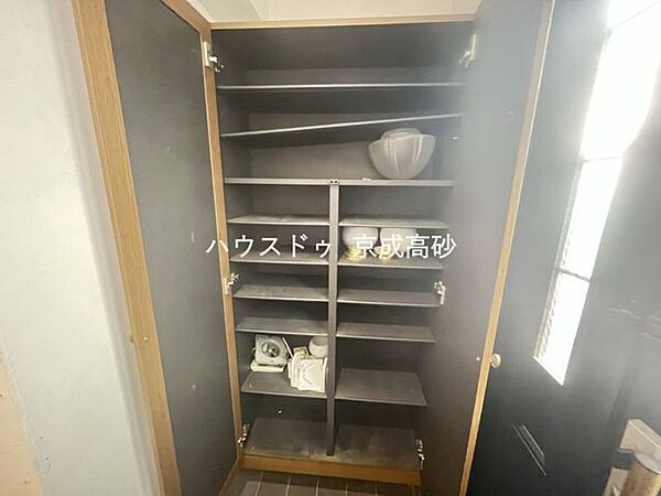 物入が玄関にあり、靴以外の収納も沢山できます。いつでも玄関をスッキリと片付けられ、身支度を簡単に済ませるにも最適です。