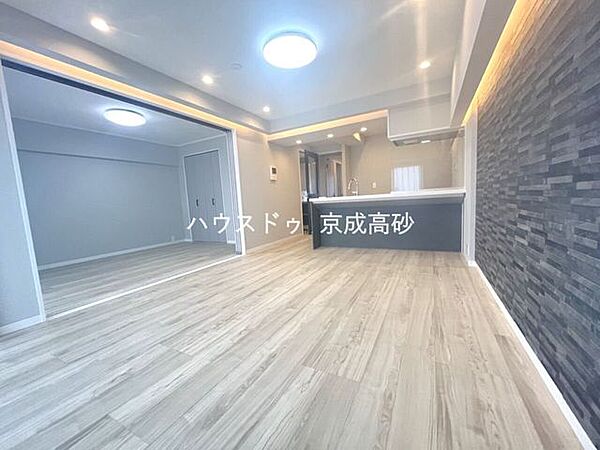 広々としたLDKは、家具のレイアウトも自由自在なので、ご家族の理想のスペースが作り上げられます。素敵なインテリアに囲まれた、自分好みの空間を。