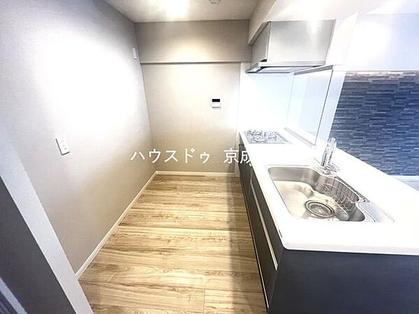 キッチンスペースは明るい空間に！細部にまで施された上質なアイテムが快適な日常生活を叶えてくれます。お料理もしやすく、お子様の様子を見ながら家事も出来ます！
