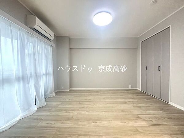 毎日の疲れを癒す主寝室。リラックスできる時間をお過ごしください。