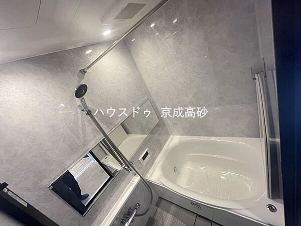 広い浴槽で足を伸ばせば1日の疲れも癒されます。落ち着いた雰囲気で、毎日のバスタイムが楽しみになりそうです。