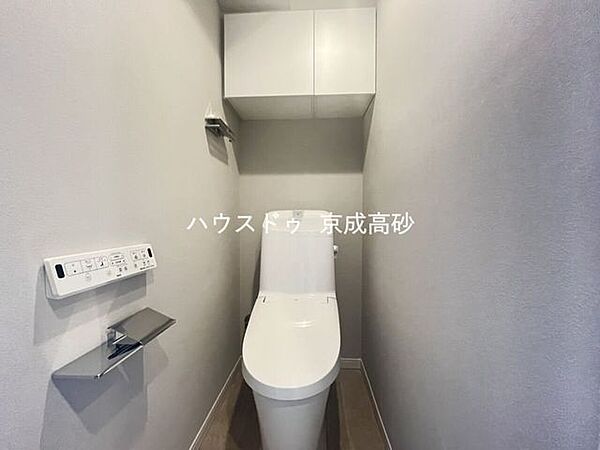 洗浄付き便座が魅力的なトイレです♪毎日使用する場所だからこそ、いつも清潔な空間であって頂けるよう配慮しました。窓で換気はばっちり、デザインもシンプルで清潔感が漂います。