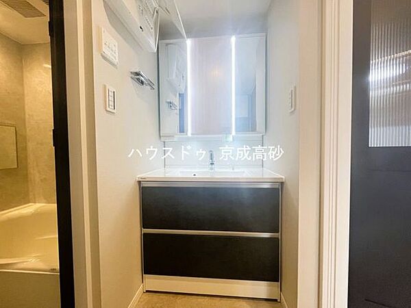 十分な大きさの洗面台は収納もさる事ながら、身だしなみチェックや歯磨きなど、朝の慌ただしい時間でもゆとりあるスペースで余裕を感じていただけます。