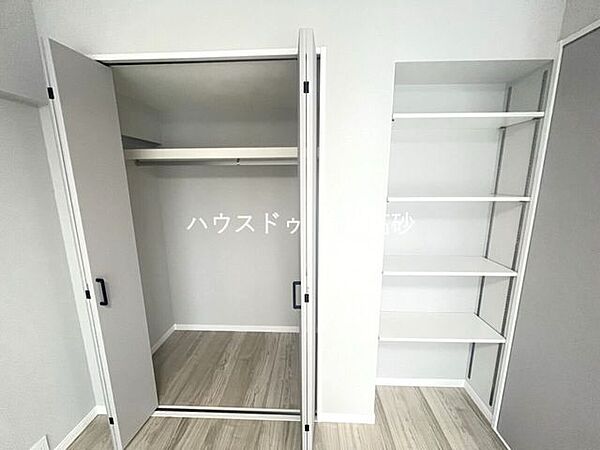 大型のクローゼットです！これだけの収納力があれば部屋もスッキリ保てますよ！