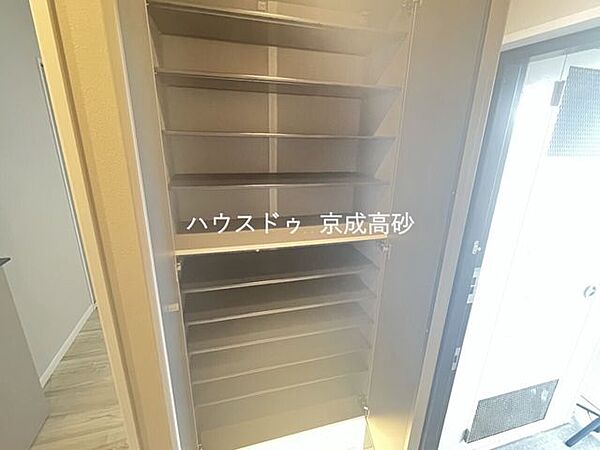 物入が玄関にあり、靴以外の収納も沢山できます。いつでも玄関をスッキリと片付けられ、身支度を簡単に済ませるにも最適です。