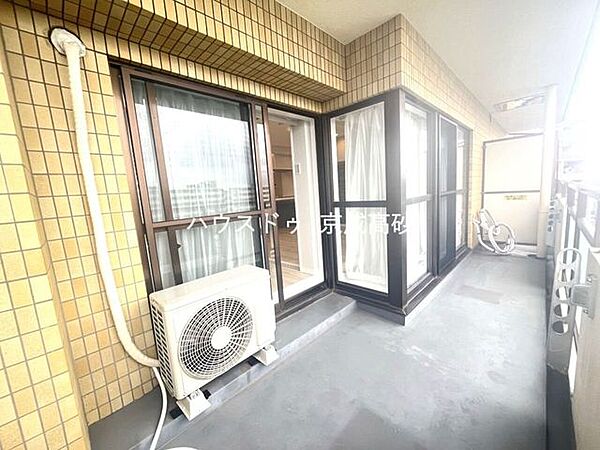 暖かい陽ざしが差込むバルコニー。晴れた日には洗濯物が良く乾きます。風通しも良好です。