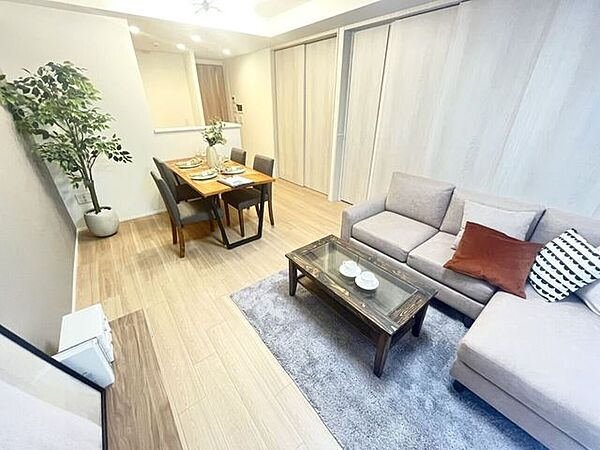 通学から帰宅し、リビングルームで会話を楽しむ子ども達。解放感溢れゆったりとしたひと時を過ごすことが出来る素敵な空間です。