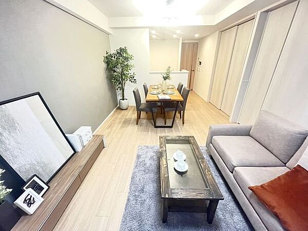 開放感とデザインの共存、我が家の室内を華やかに演出してくれる見事な空間です。時には家族の笑い声がこだまし、時にはゆったりと落ち着く時が流れ、どんな時間も包み込んでくれるような安心感があります。