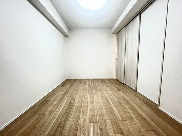 毎日の疲れを癒す主寝室。リラックスできる時間をお過ごしください。