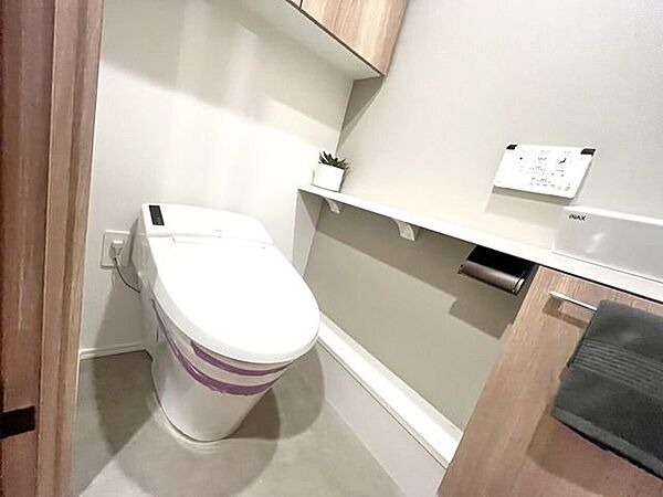お掃除しやすい素材と機能にこだわったトイレはいつまでもキレイが続きます。少ない水量で洗浄できる、環境にもお財布にもやさしいエコなトイレです。