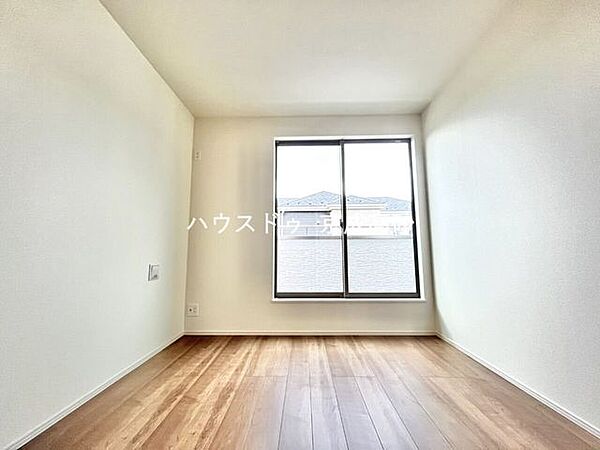 お子様の成長と共に「住まい方」も変化していきます。居室にはクローゼットを完備し、自由度の高い家具の配置が叶うシンプルな空間です。