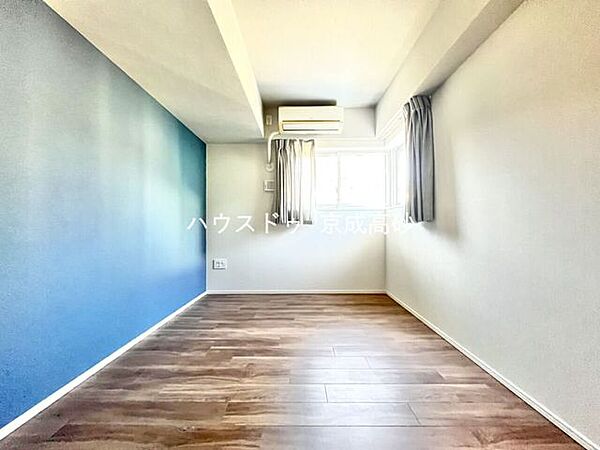 広々とした寝室。大き目のベッドも配置が可能です。部屋の一部にはアクセントクロスを採用しました。