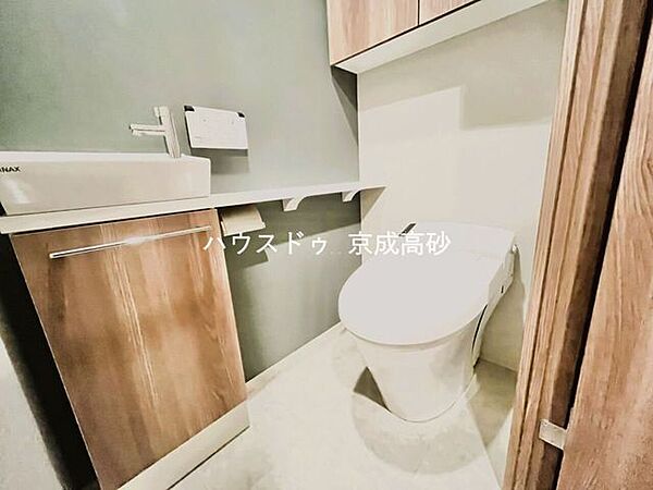お掃除しやすい素材と機能にこだわったトイレはいつまでもキレイが続きます。少ない水量で洗浄できる、環境にもお財布にもやさしいエコなトイレです。