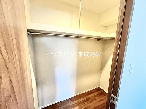 人気のウォークインクローゼットが備え付けられております♪収納が広々としているとインテリアや家具のレイアウトにもこだわることができますね。全居室収納付きで機能性にも優れた住宅です☆