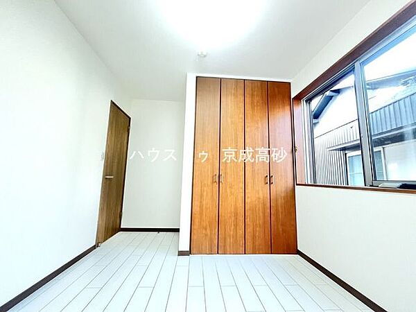 毎日の疲れを癒す主寝室。リラックスできる時間をお過ごしください。