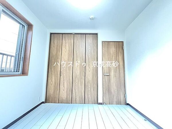 清潔感と心が落ち着くホワイトの壁紙。毎日の生活を少しでも快適に過ごして頂ける様、飽きのこない明るい雰囲気を大切にいたしました。