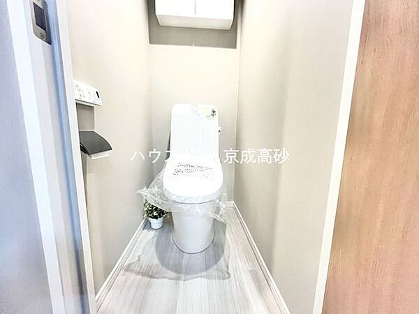 お掃除しやすい素材と機能にこだわったトイレはいつまでもキレイが続きます。少ない水量で洗浄できる、環境にもお財布にもやさしいエコなトイレです。