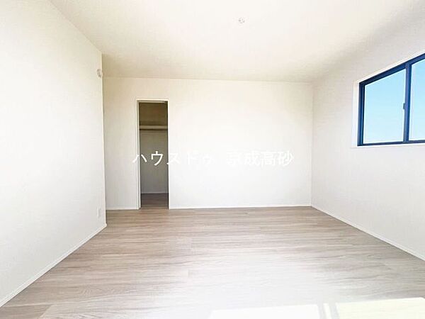 家族一人ひとりの大切なプライベート空間。趣味に合わせて使って頂けるようシンプルに仕上げてあります。暮らし心地を大きく左右する収納をしっかり確保した使い勝手のいいお部屋です。