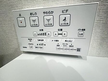 トイレは快適な温水洗浄便座付です。