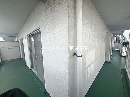 暖かい陽ざしが差込むバルコニー。晴れた日には洗濯物が良く乾きます。風通しも良好です。