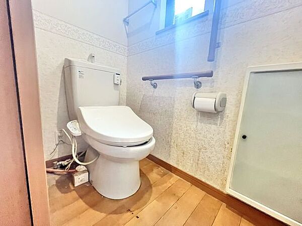 お掃除しやすい素材と機能にこだわったトイレはいつまでもキレイが続きます。少ない水量で洗浄できる、環境にもお財布にもやさしいエコなトイレです。
