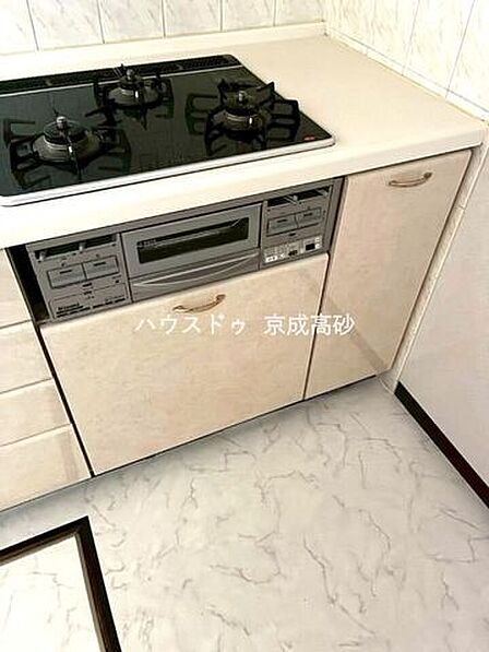 気の対面式キッチンです!お子様から目を離さずにお料理ができることが最大の利点。お料理中も家族とのコミュニケーションは大切にしたいものですよね♪