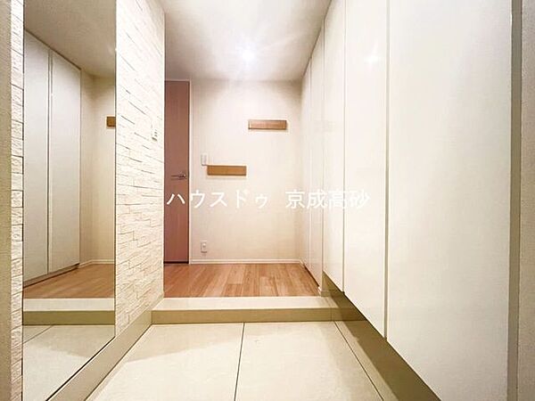 大型の下駄箱収納でお気に入りの靴もたっぷり収納できますね！大きな姿鏡でお出かけ前の身だしなみチェックが出来ます。
