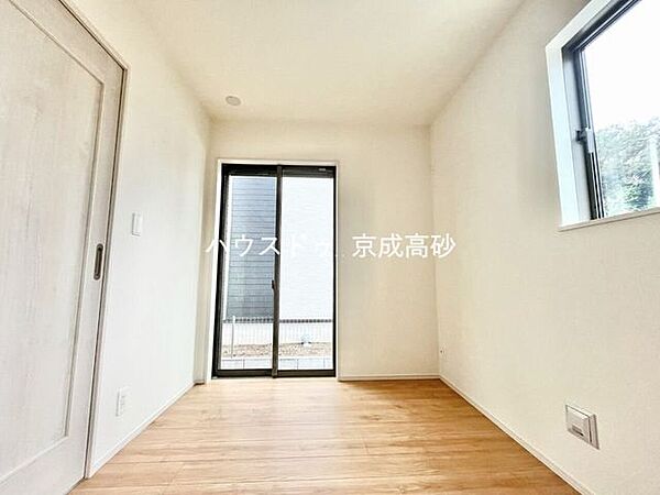 2面採光でとっても明るいお部屋です！子供部屋としても良さそうです！お日様の光がサンサンと入るお部屋は気持ちがいいですね！