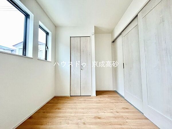 お子様の成長と共に「住まい方」も変化していきます。居室にはクローゼットを完備し、自由度の高い家具の配置が叶うシンプルな空間です。