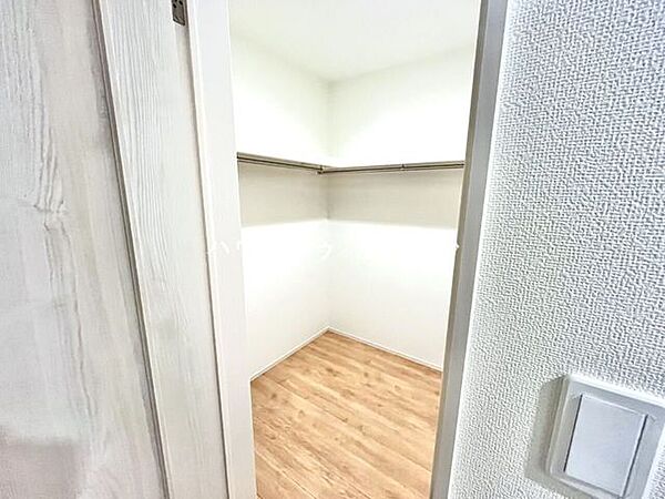 人気のウォークインクローゼットが備え付けられております♪収納が広々としているとインテリアや家具のレイアウトにもこだわることができますね。全居室収納付きで機能性にも優れた住宅です☆