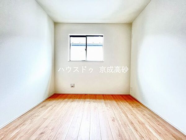 清潔感と心が落ち着くホワイトの壁紙。毎日の生活を少しでも快適に過ごして頂ける様、飽きのこない明るい雰囲気を大切にいたしました。
