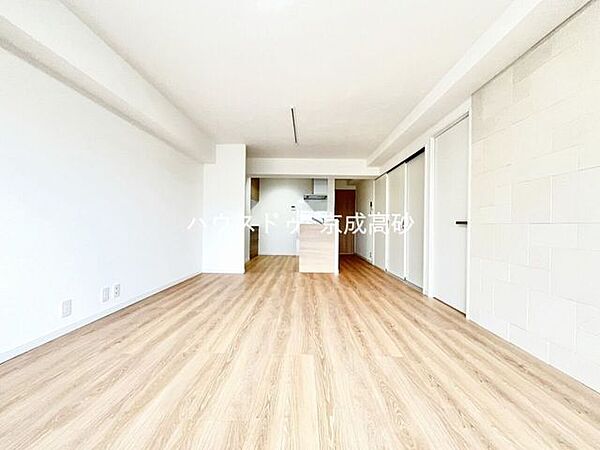 広々としたLDKは、家具のレイアウトも自由自在なので、ご家族の理想のスペースが作り上げられます。素敵なインテリアに囲まれた、自分好みの空間を。