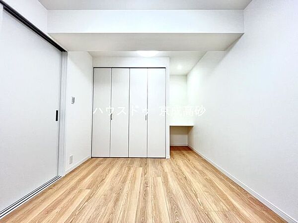 お子様の成長と共に「住まい方」も変化していきます。居室にはクローゼットを完備し、自由度の高い家具の配置が叶うシンプルな空間です。