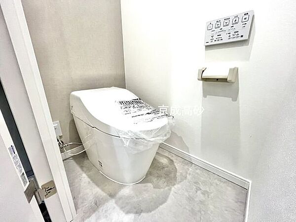 お掃除しやすい素材と機能にこだわったトイレはいつまでもキレイが続きます。少ない水量で洗浄できる、環境にもお財布にもやさしいエコなトイレです。