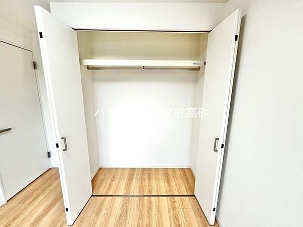 大型のクローゼットです！これだけの収納力があれば部屋もスッキリ保てますよ！